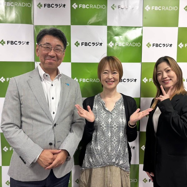 FBCラジオ「ふむふむいっぱい ラジカフェ」収録時の今野義隆・山下弥生と番組パーソナリティ阿部真由美さん