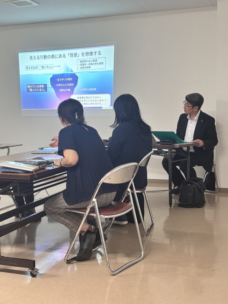 ほやねっと不死鳥で開催された高齢者のアルコール依存症に関する勉強会の様子