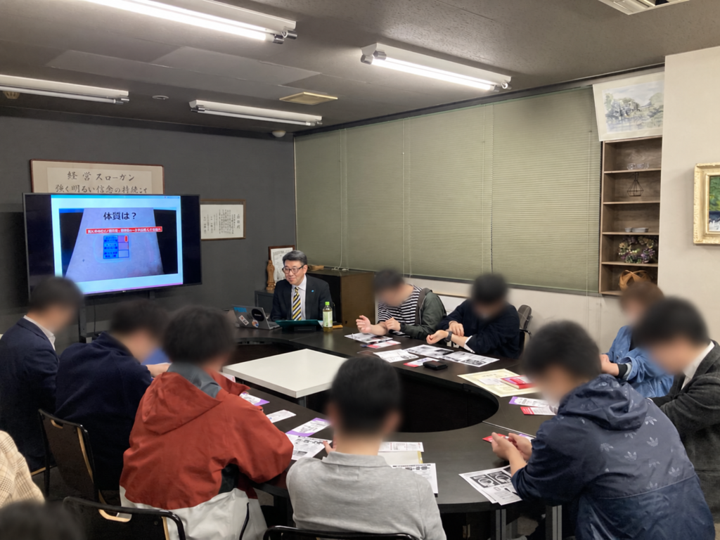 株式会社シンカイの研修でアルコールパッチテストを体験する参加者の様子