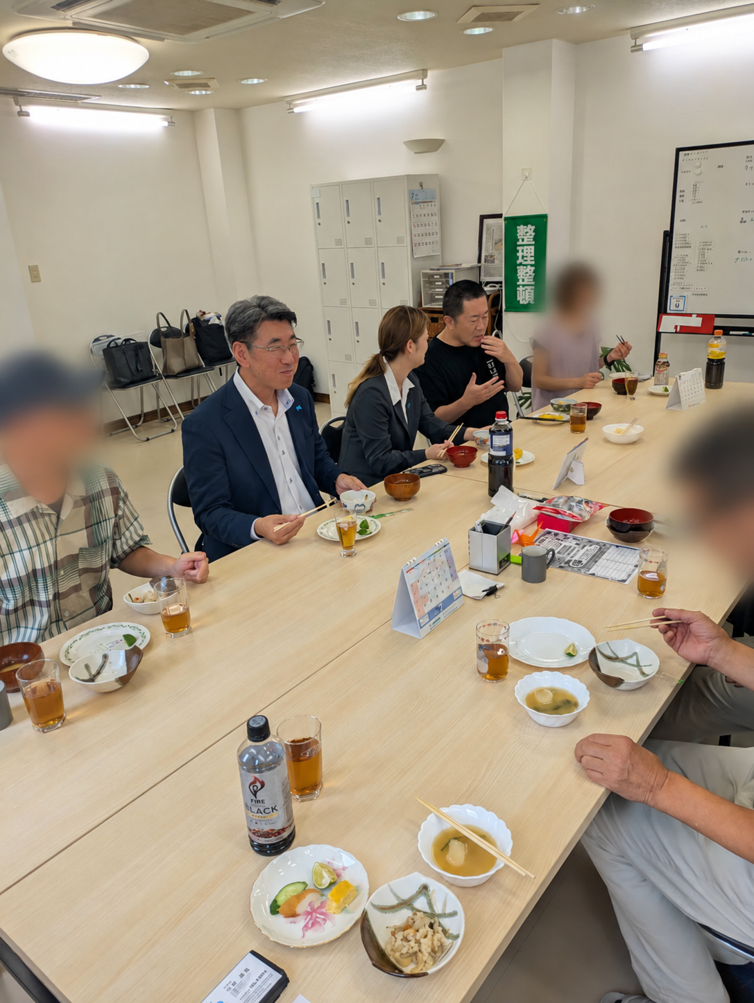 リカバリハウスいちご京都で昼食を囲み交流する利用者・関係者の様子