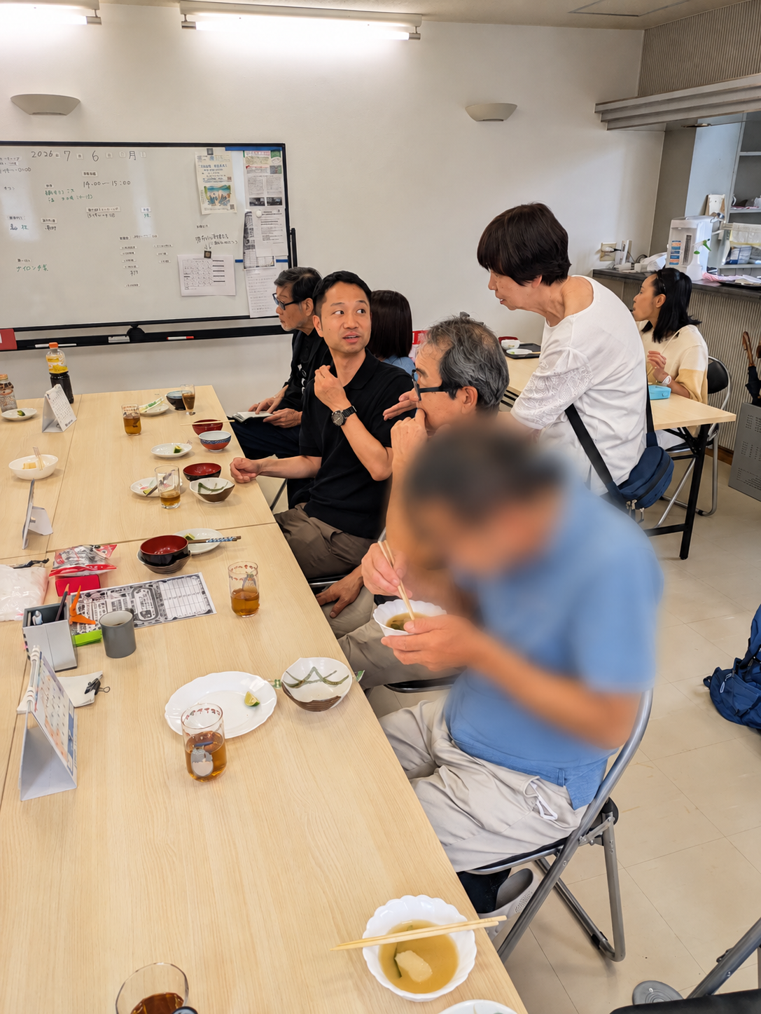 リカバリハウスいちご京都で回復支援について交流するスタッフ・関係者の様子